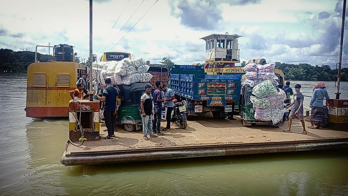 চার দিন পর আজ সোমবার কর্ণফুলী নদীর চন্দ্রঘোনা ঘাটে ফেরি চলাচল পুনরায় শুরু হয়েছে। আজ সকালে তোলা