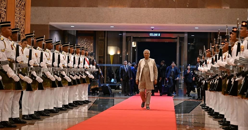 তিন দিনের সরকারি সফরে মালয়েশিয়ার রাজধানী কুয়ালালামপুরে পৌঁছেছেন প্রধান উপদেষ্টা অধ্যাপক মুহাম্মদ ইউনূস