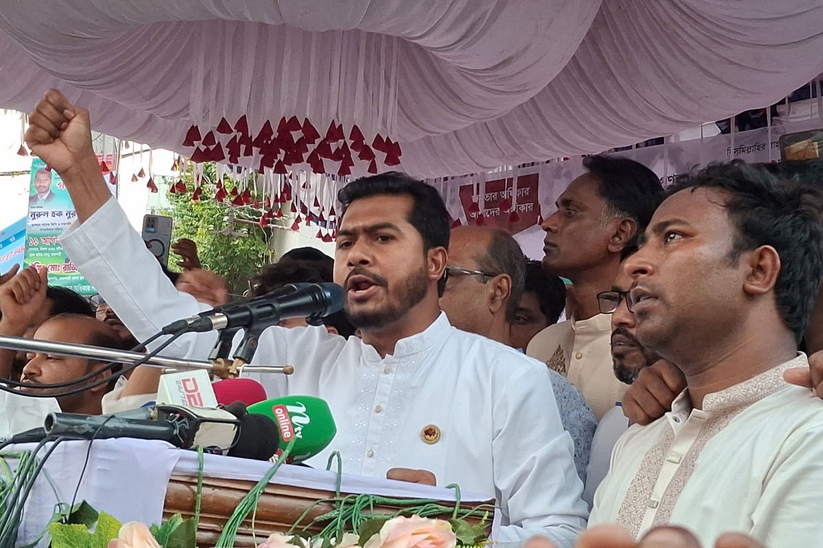 রাজশাহীতে সমাবেশে বক্তব্য দেন গণ অধিকার পরিষদের সভাপতি নুরুল হক নুর। আজ সোমবার সন্ধ্যা ছয়টার দিকে রাজশাহী নগরের বাটার মোড়ে