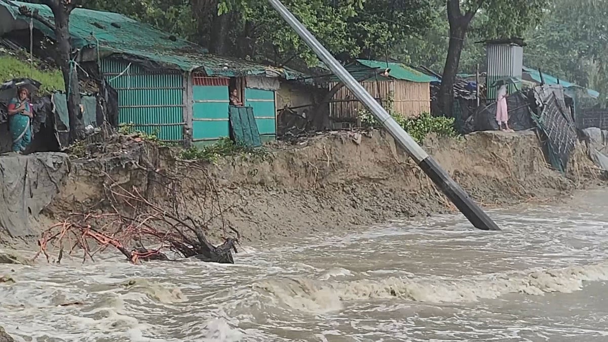 কক্সবাজারের কুতুবদিয়ায় জোয়ারের বেড়িবাঁধ ভেঙে বিলীন হচ্ছে বসতবাড়ি। সম্প্রতি আলী আকবর ডেইল ইউনিয়নে