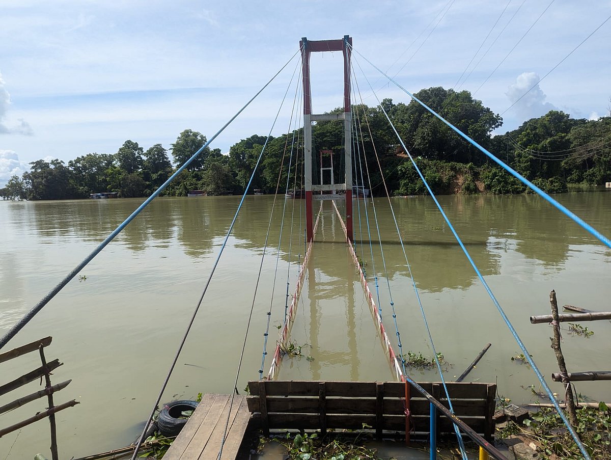 কাপ্তাই হ্রদের পানি বেড়ে তলিয়ে গেছে রাঙামাটির ঝুলন্ত সেতু। আজ সকালে তোলা