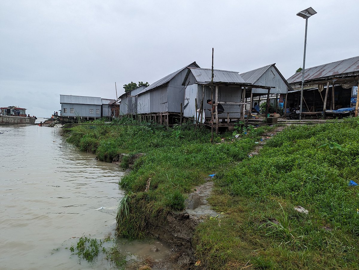 পদ্মা নদীর ভাঙনের ঝুঁকিতে শরীয়তপুরের জাজিরা উপজেলার মঙ্গল মাঝি-সাত্তার মাদবর বাজার। গত শনিবার তোলা