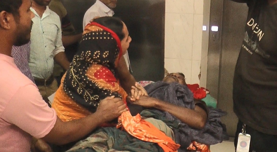 চুরির অপবাদে নির্যাতনের শিকার জাকিরকে উদ্ধার করে প্রথমে মাদরীপুর  ২৫০ শয্যাবিশিষ্ট জেলা হাসপাতালে নেওয়া হয়। গতকাল রোববার সকালে