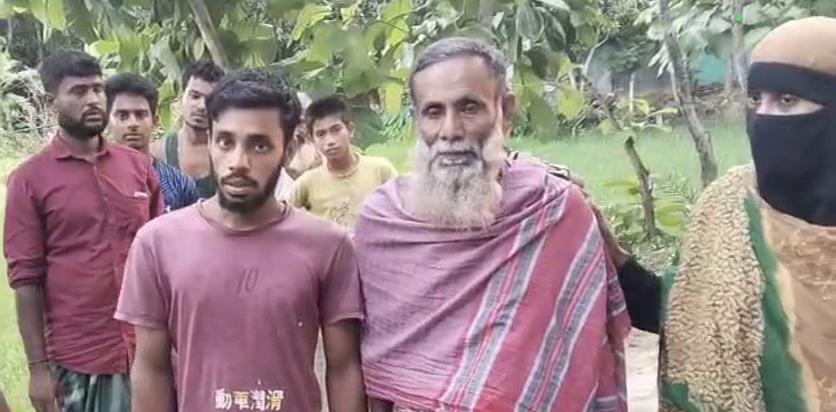 ফেনীর পরশুরাম সীমান্তে কৃষক নুরুল ইসলামকে (মাঝে) স্বজনদের কাছে ফিরিয়ে দেয় বিজিবি