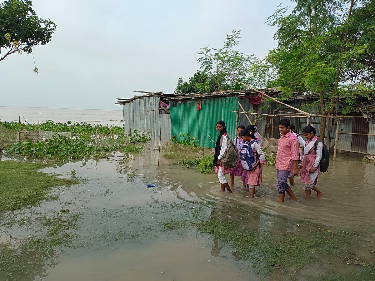 রাজশাহীতে পদ্মা নদীর পানি বাড়ায় শিক্ষার্থীরা জলমগ্ন মাঠ পেরিয়ে বিদ্যালয়ে যাচ্ছে। আজ সকালে নগরের বাজে কাজলা এলাকায়