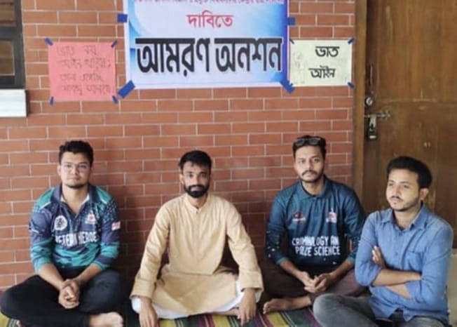 ছাত্র সংসদ নির্বাচনের দাবিতে আমরণ অনশনে এক শিক্ষার্থী। আজ সোমবার টাঙ্গাইলের মাওলানা ভাসানী বিজ্ঞান ও প্রযুক্তি বিশ্ববিদ্যালয়ে