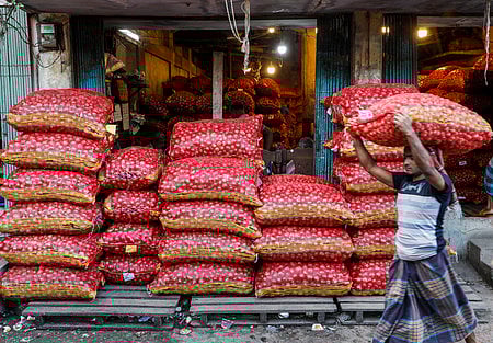 হঠাৎ অস্থিরতা দেখা দিয়েছে পেঁয়াজের বাজারে। মান ভেদে প্রতি কেজি পেঁয়াজের পাইকারি দাম ৭-১০ টাকা বেড়েছে। গত শনিবার বিকেলে চট্টগ্রাম নগরের পাইকারি বাজার খাতুনগঞ্জ এলাকায়