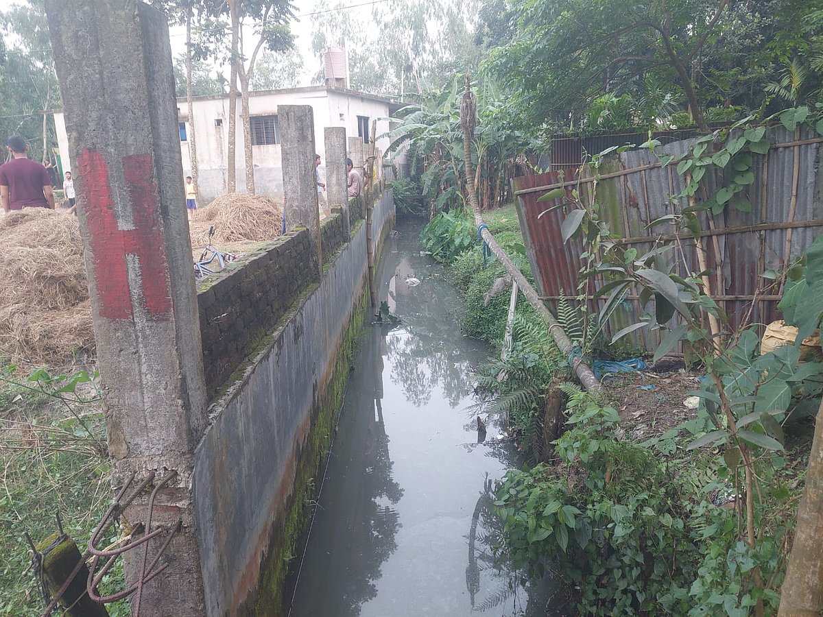 লালমনিরহাট শহরে বাসস্ট্যান্ড থেকে কয়েকশ গজ উজানে সতী নদী তিন ফুটে পরিণত হয়েছে