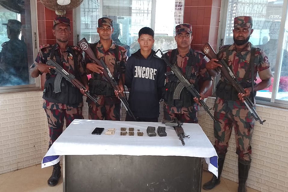 কক্সবাজারের উখিয়া বিজিবি সদস্যদের কাছে ভারী অস্ত্র-গুলিসহ আত্মসমর্পণ করা তরুণ। আজ বিকেলে