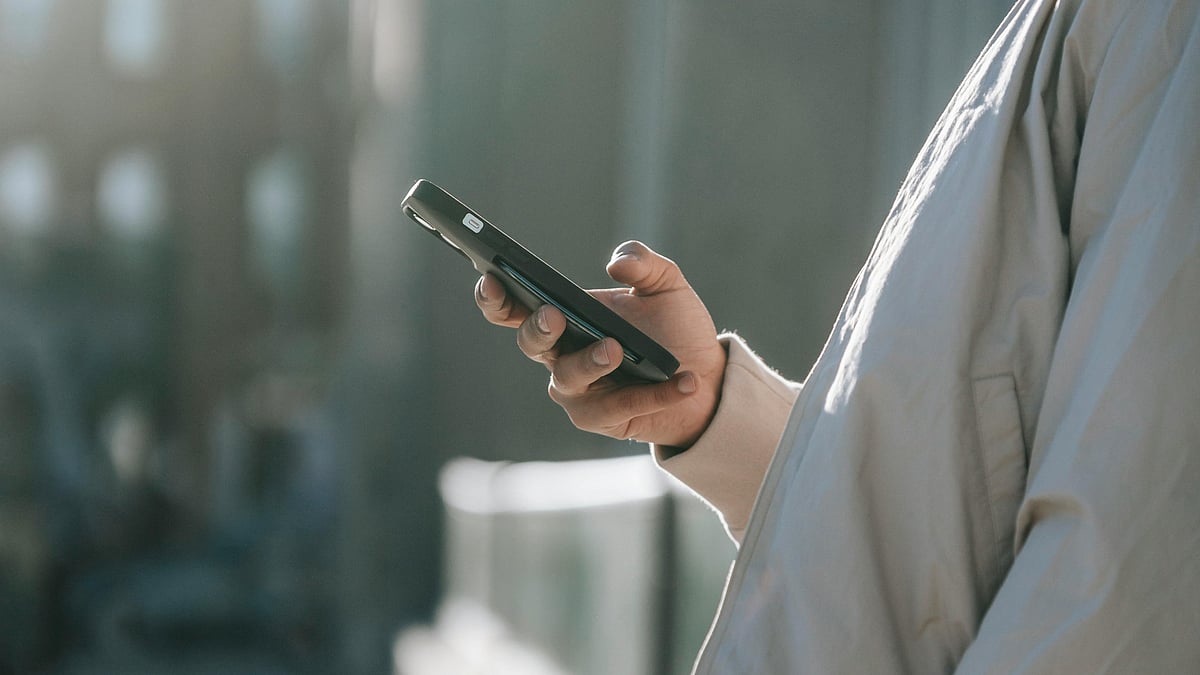 একাকিত্বের দিনে এআই কি হয়ে উঠছে আমাদের সবচেয়ে বড় বন্ধু?