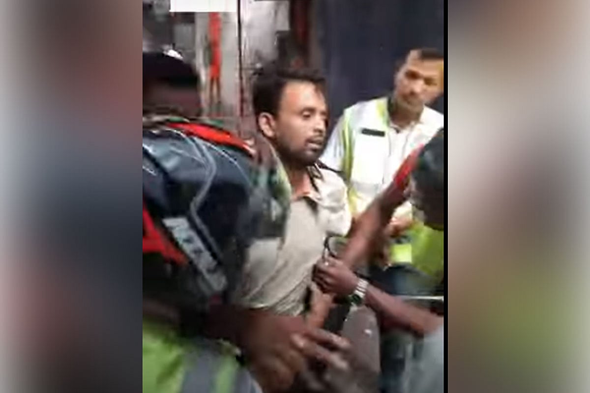 রাজধানীর মোহাম্মদপুরের জেনেভা ক্যাম্পে দুই পক্ষের সংঘর্ষে একজন নিহত হওয়ার পর চারজনকে গ্রেপ্তার করেছে পুলিশ