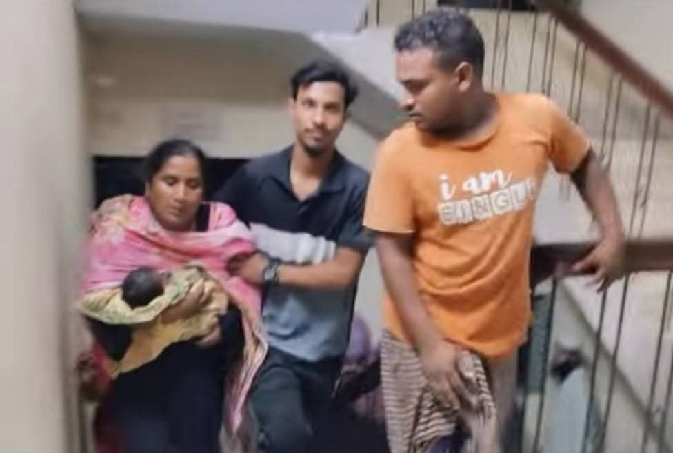 হাসপাতাল থেকে নবজাতক চুরির ১২ ঘণ্টা পর উদ্ধার করেছে পুলিশ। উদ্ধার হওয়ার পর মা মিথিলা আক্তারের কোলে নবজাতক