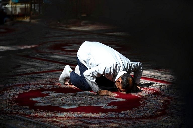 নামাজের মাধ্যমে কঠিন পরিস্থিতিতে আল্লাহর সাহায্য কামনা করা হয়