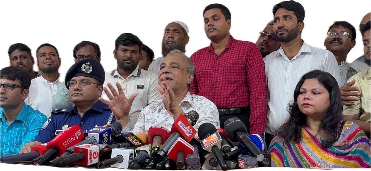 ভোটকেন্দ্র হিসেবে নির্ধারিত ঢাকার দক্ষিণ কেরানীগঞ্জের তেঘরিয়া উচ্চবিদ্যালয় পরিদর্শন শেষে বক্তব্য দেন স্বরাষ্ট্র উপদেষ্টা জাহাঙ্গীর আলম চৌধুরী। আজ সোমবার বেলা ১১টার দিকে