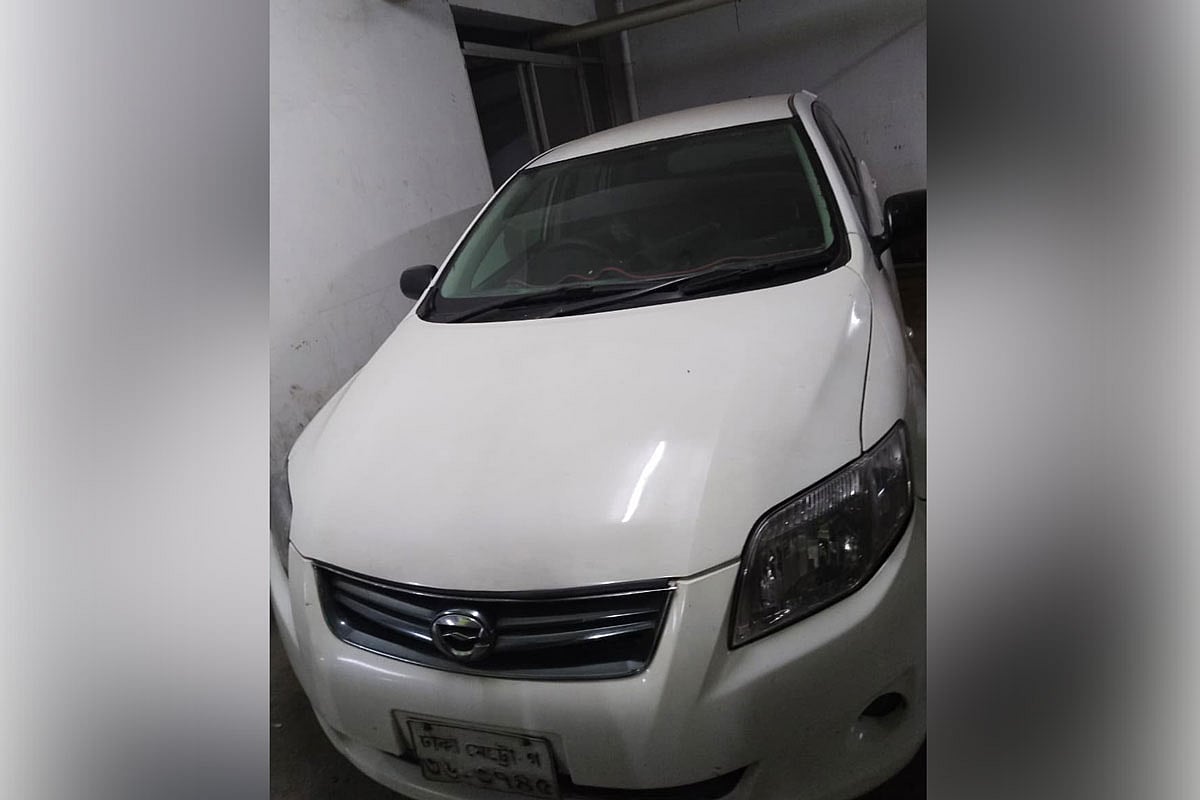 রাজধানীর মৌচাকে ডা. সিরাজুল ইসলাম মেডিকেল কলেজ অ্যান্ড হাসপাতালের পার্কিংয়ে থাকা এই প্রাইভেট কারের ভেতরে দুজনের লাশ পাওয়া গেছে