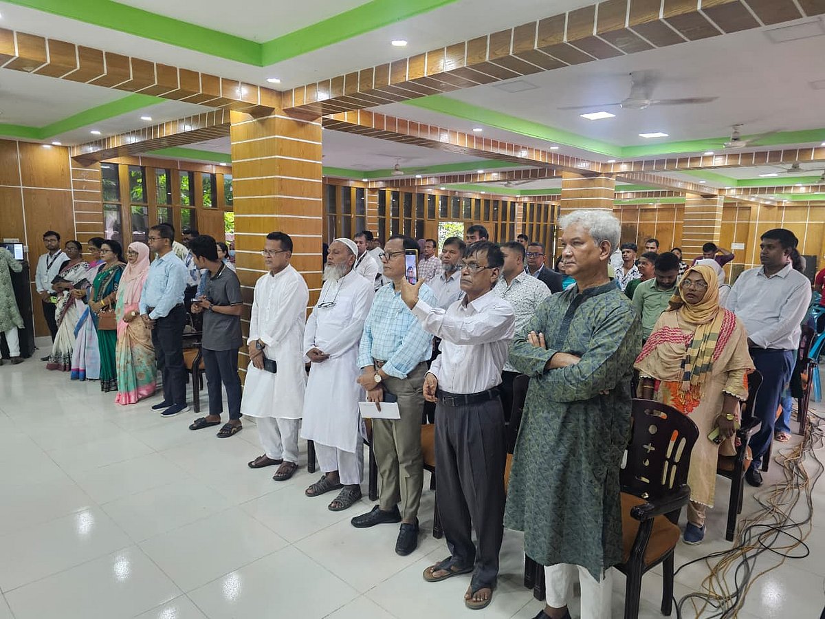 জাতীয় সংগীতের মাধ্যমে গাজীপুরে আইপিডিসি-প্রথম আলো প্রিয় শিক্ষক সম্মাননা অনুষ্ঠান শুরু হয়। সোমবার সকালে জেলা পরিষদ মিলনায়তনে