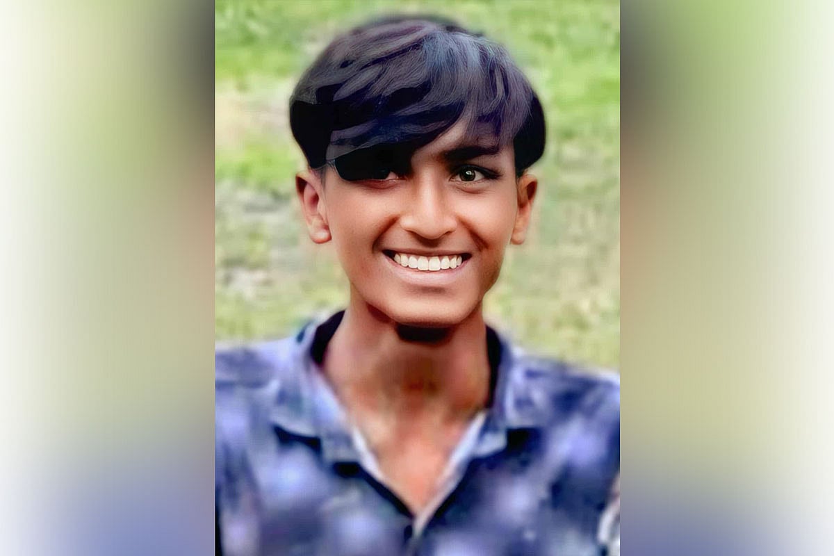 নারকেলগাছ থেকে পড়ে রাকিব শিকদার (১৫) নামের এক কিশোরের মৃত্যু হয়েছে