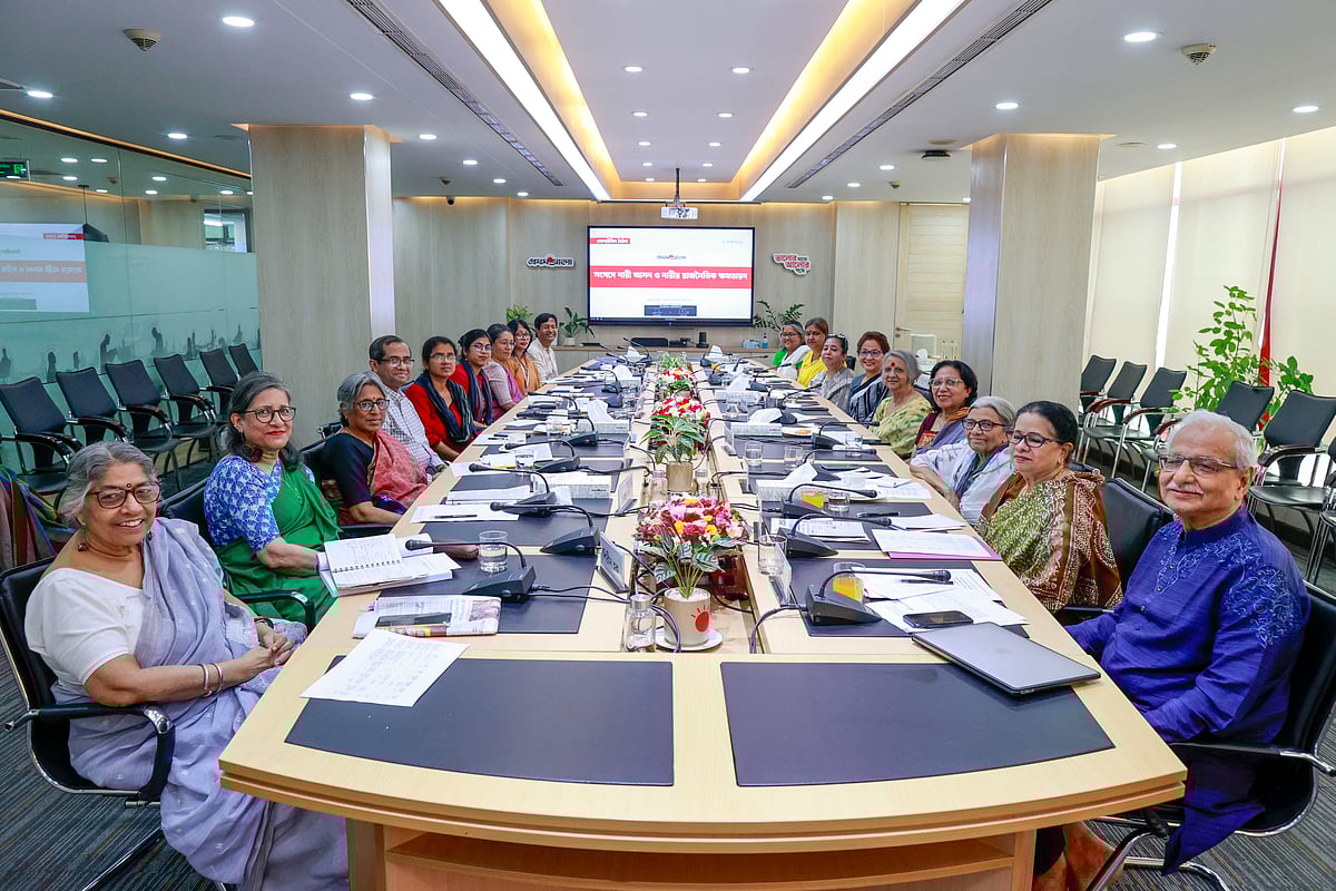 ‘সংসদে নারী আসন ও নারীর রাজনৈতিক ক্ষমতায়ন' শীর্ষক গোলটেবিল বৈঠকে অংশগ্রহণকারীরা। ৯ আগস্ট ২০২৫ ঢাকার প্রথম আলো কার্যালয়ে