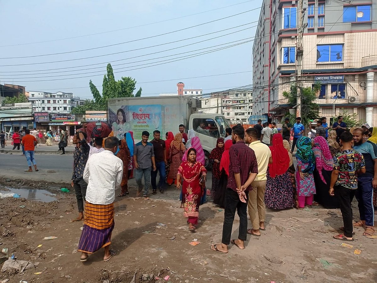 আজ সকাল ৯টা থেকে ঢাকা-ময়মনসিংহ মহাসড়ক অবরোধ করে বিক্ষোভ শুরু করেন একটি কারখানার শ্রমিকেরা। ভোগরা চৌধুরীবাড়ি এলাকায় তোলা