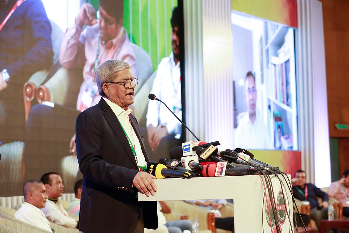 আন্তর্জাতিক যুব দিবস উপলক্ষে আয়োজিত যুব সম্মেলনে বক্তব্য দেন বিএনপির মহাসচিব মির্জা ফখরুল ইসলাম আলমগীর। মঙ্গলবার বিকেলে রাজধানীর আগারগাঁওয়ে