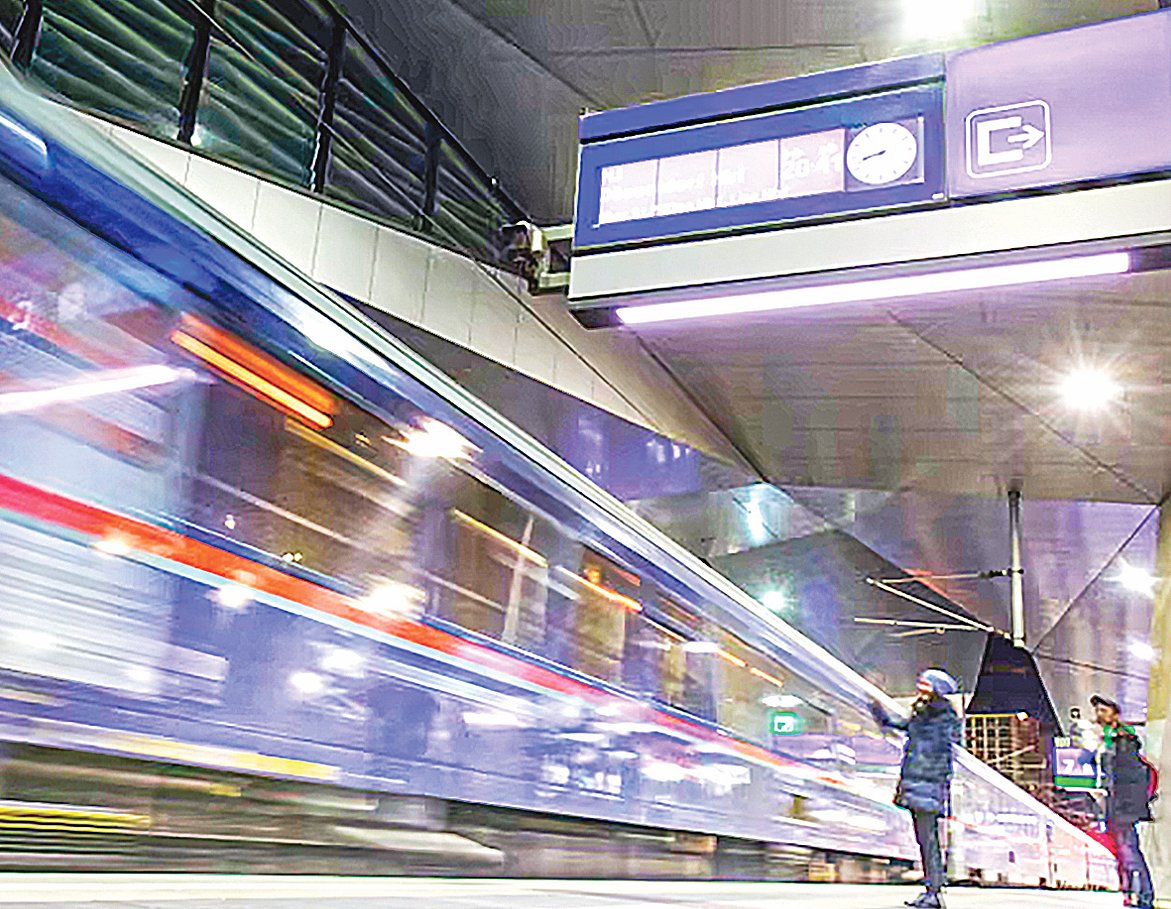 স্টেশন ছাড়ছে একটি উচ্চগতির ট্রেন