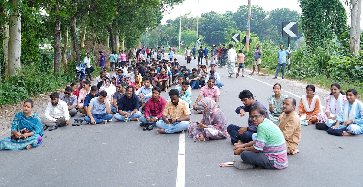 রবীন্দ্র বিশ্ববিদ্যালয়ের স্থায়ী ক্যাম্পাস নির্মাণের ডিপিপি দ্রুত অনুমোদন ও বাস্তবায়নের দাবিতে মহাসড়ক অবরোধ করে সেমিনার অনুষ্ঠিত হয়েছে। আজ মঙ্গলবার দুপুর ১২টার দিকে বিশ্ববিদ্যালয়ের অস্থায়ী একাডেমিক ভবন-৩–এর সামনে