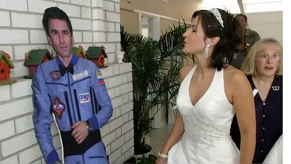 বিয়ের পর স্বামী ইউরি ম্যালেনচেঙ্কোর কাট-আউট ছবির পাশে হাতে একাতেরিনা দিমিত্রিভ।