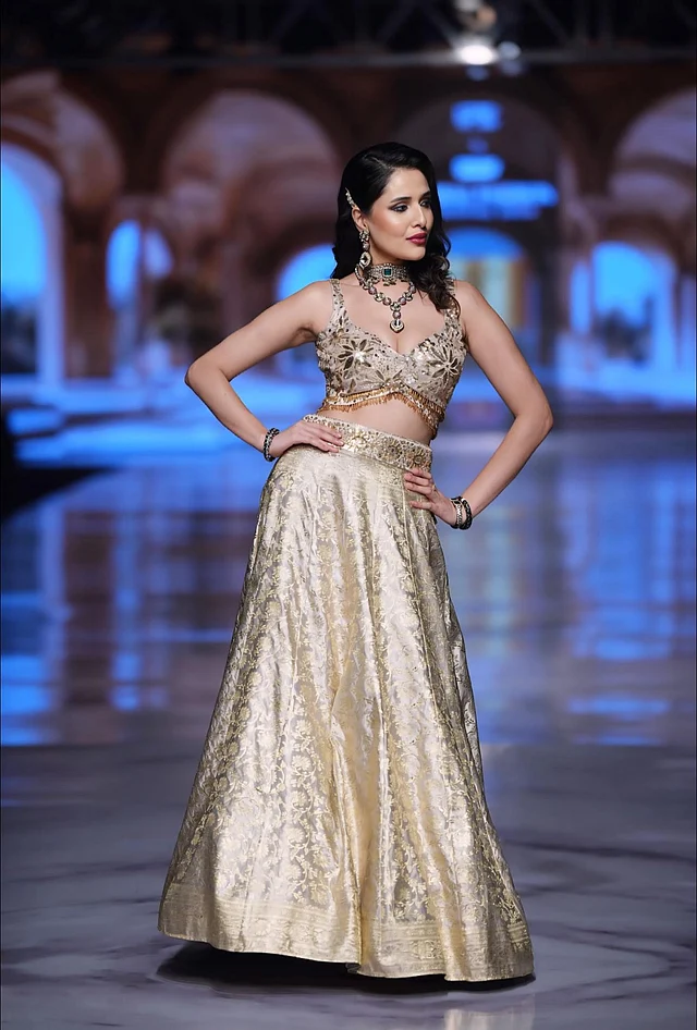 Pyleevning yalangoch fotosuratlari Moviy beretlar porno jinsiy aloqa onlayn