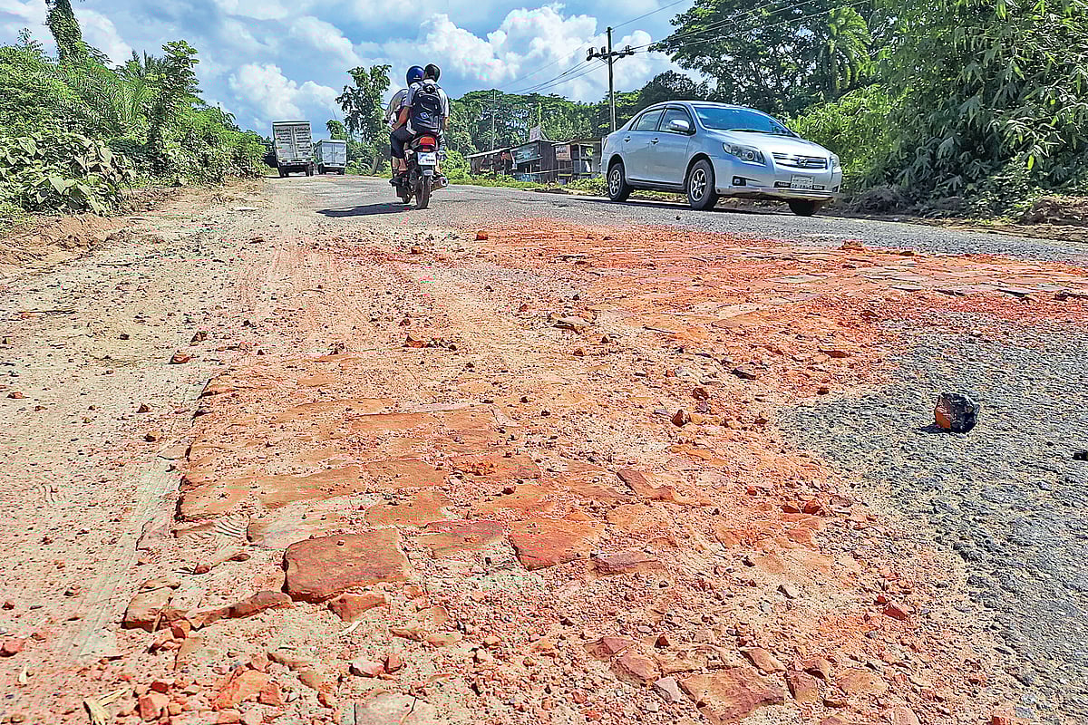 ঢাকা-বরিশাল মহাসড়কে জোড়াতালির মেরামত। গতকাল বেলা আড়াইটায় বরিশালের গৌরনদী উপজেলার মাহিলারা এলাকায়