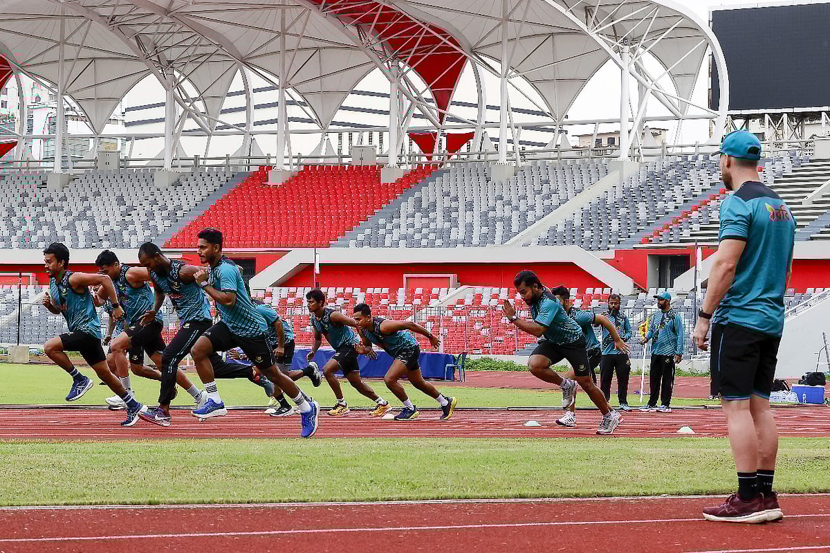 দৌড়ের সময় খেলোয়াড়দের ফিটনেস দেখছেন বাংলাদেশের ফিটনেস কোচ নাথান কেলি