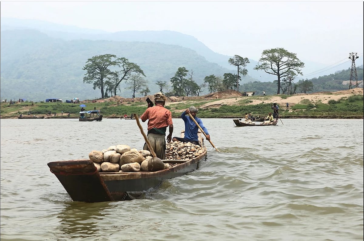 নৌকায় করে নেওয়া হচ্ছে লুটের পাথর