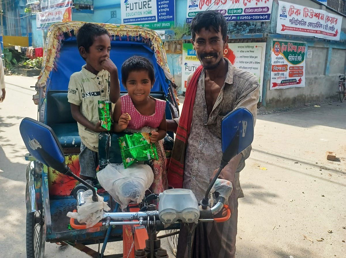 ব্যাটারিচালিত রিকশা সহায়তা পেয়ে হাস্যোজ্জ্বল মো. সোহাগ মিয়া ও তাঁর দুই সন্তান