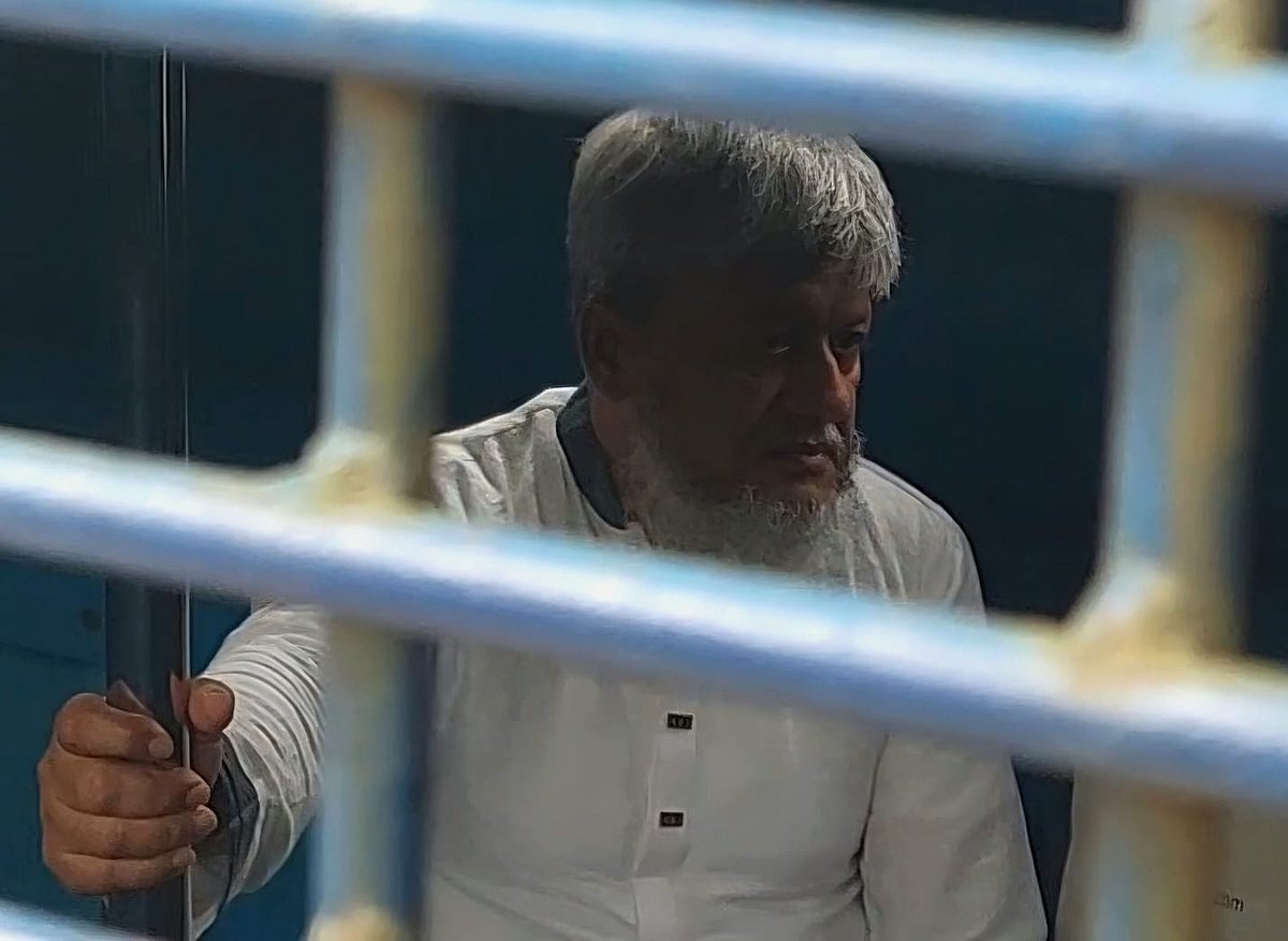 প্রিজন ভ্যানের ভেতরে এনবিআরের সাবেক কর্মকর্তা মতিউর রহমান। আজ মঙ্গলবার ঢাকার মহানগর দায়রা জজ আদালত চত্বরে