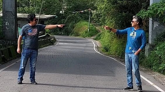 অভিনয়শিল্পীসংঘের সাবেক দুই নেতা সভাপতি আহসান হাবীব নাসিম ও সাধারণ সম্পাদক রওনক হাসান। তাঁদের বোঝাপড়া বেশ ভালো। ছবিটি পোস্ট করে রওনক লিখেছেন, ‘কার দোষ? যে নাচে কিংবা তাকে যে নাচায়’।