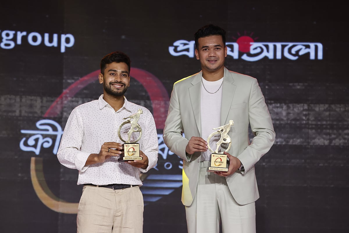 বর্ষসেরা রানারআপ পুরস্কার হাতে মিরাজ ও তাসকিন।