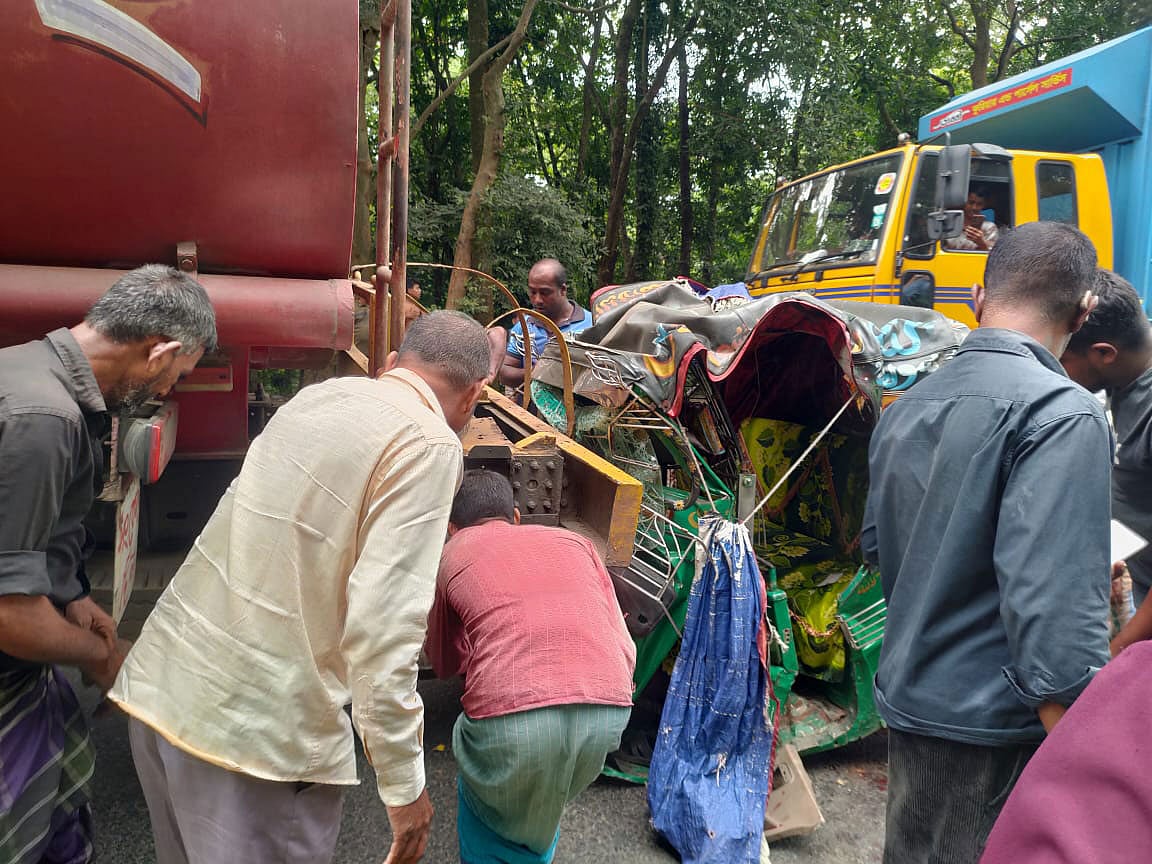 কাভার্ড ভ্যানের ধাক্কায় সিএনজিচালিত অটোরিকশাটি দুমড়েমুচড়ে যায়। আজ বেলা আড়াইটায় চট্টগ্রামের লোহাগাড়ার চুনতি জাঙ্গালিয়া এলাকায়