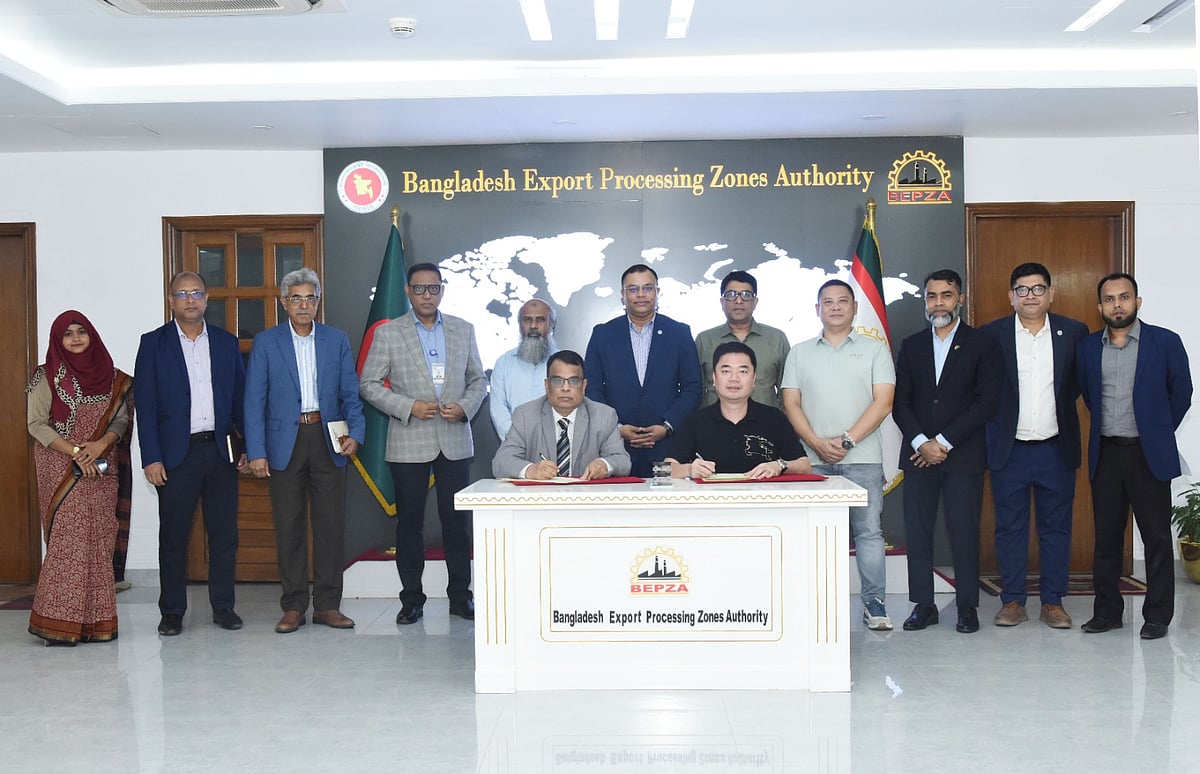 চুক্তি স্বাক্ষর অনুষ্ঠানে বাংলাদেশ রপ্তানি প্রক্রিয়াকরণ এলাকা কর্তৃপক্ষের (বেপজা) নির্বাহী চেয়ারম্যান মেজর জেনারেল আবুল কালাম মোহাম্মদ জিয়াউর রহমান ও সদস্য (বিনিয়োগ উন্নয়ন) মো. আশরাফুল কবীর এবং খাইশি গার্মেন্টস বাংলাদেশের চেয়ারম্যান জিয়াও হংজিসহ অন্যরা। গতকাল রাজধানীর গ্রিন রোডের বেপজা কার্যালয়ে