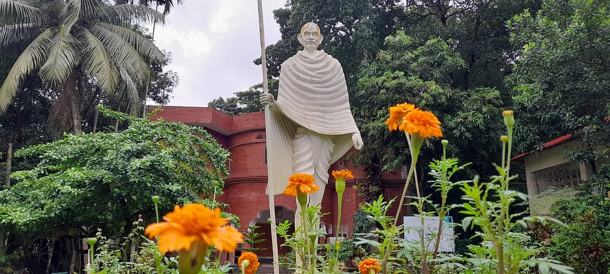নোয়াখালীর সোনাইমুড়ীর জয়াগ গ্রামে গান্ধী আশ্রম ট্রাস্ট প্রাঙ্গণে মহাত্মা গান্ধীর ভাস্কর্য।