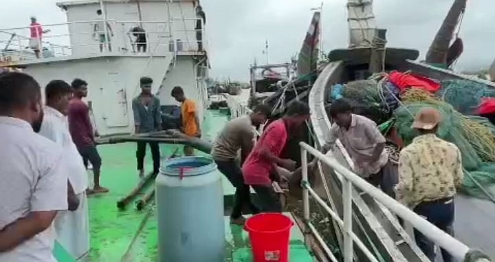 চট্টগ্রামের বাঁশখালীতে মাছ ধরার নিষিদ্ধ সরঞ্জাম খুলে নেওয়া হচ্ছে