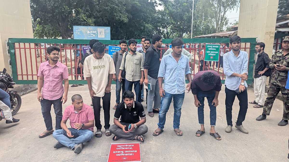 চাকসুর তফসিলের দাবিতে মূল ফটকে তালা দিয়ে বিক্ষোভ করেন চট্টগ্রাম বিশ্ববিদ্যালয়ের ছাত্র অধিকার পরিষদের নেতা–কর্মীরা। আজ বেলা আড়াইটার দিকে