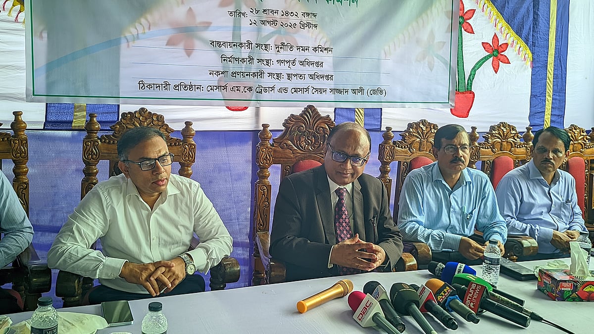 রংপুরে সাংবাদিকদের প্রশ্নের উত্তর দিচ্ছেন দুর্নীতি দমন কমিশনের চেয়ারম্যান মোহাম্মদ আবদুল মোমেন। আজ মঙ্গলবার রংপুর নগরের স্টেশন সড়কের আলমনগর এলাকায়