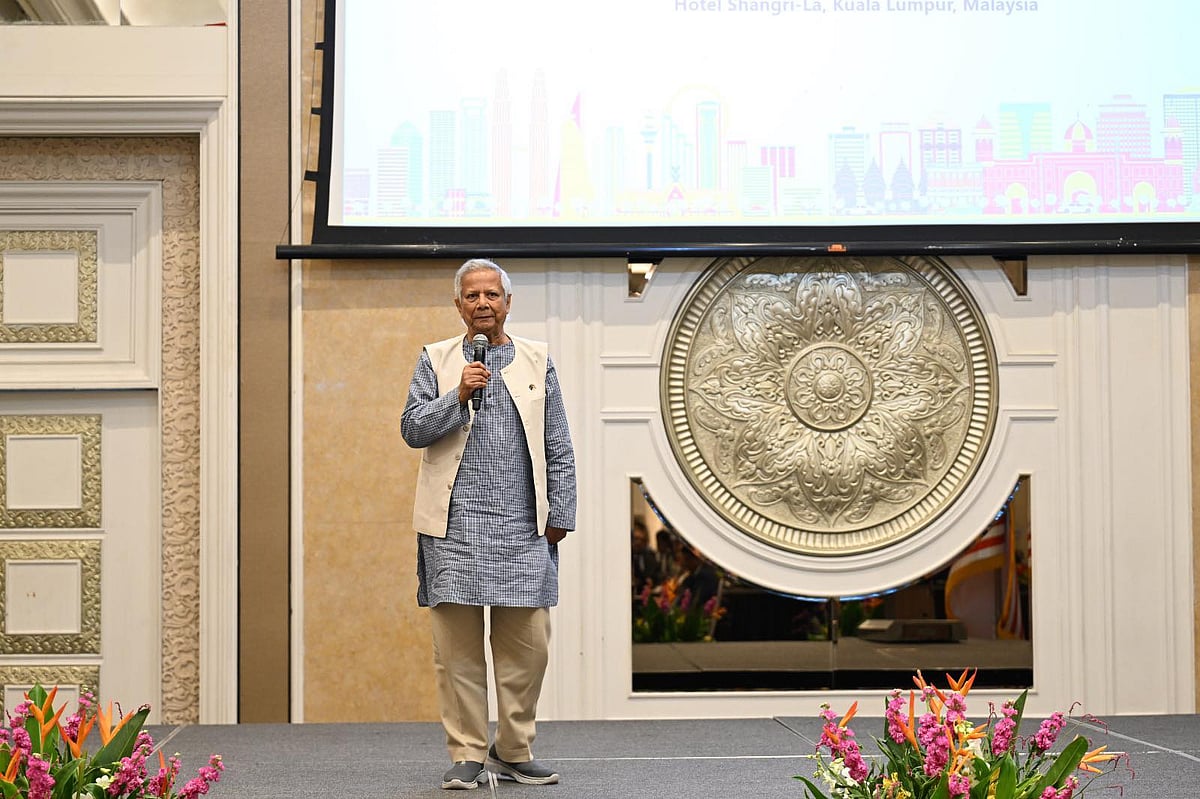 অধ্যাপক ইউনূস কুয়ালালামপুরে বাংলাদেশ ও মালয়েশিয়ার মধ্যে বাণিজ্য এবং বিনিয়োগ সুযোগ নিয়ে আয়োজিত ব্যবসায়িক ফোরামে বক্তব্য দেন। ১২ আগস্ট