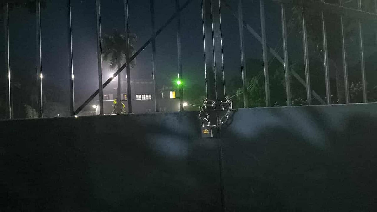 রাজশাহী বিশ্ববিদ্যালয়ে উপাচার্যের বাসভবনের ফটকে গতকাল সোমবার সন্ধ্যায় ছাত্রদলের সাবেক এক নেতা তালা দেন। আধা ঘণ্টা পরে তালা খুলে ফেলা হয়