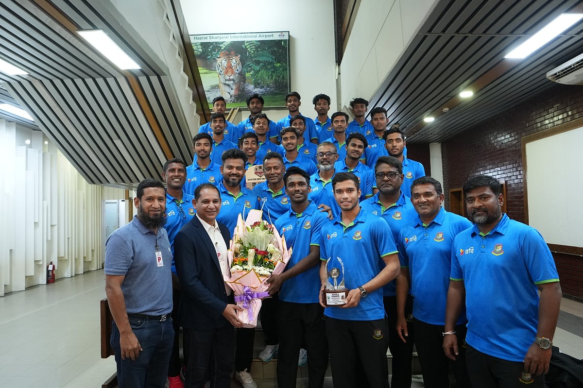 বিমানবন্দরে যুবাদের ফুল দিয়ে বরণ করে নেন গেম ডেভলপমেন্টের প্রোগ্রাম কো অর্ডিনেটর হাবিবুল বাশার