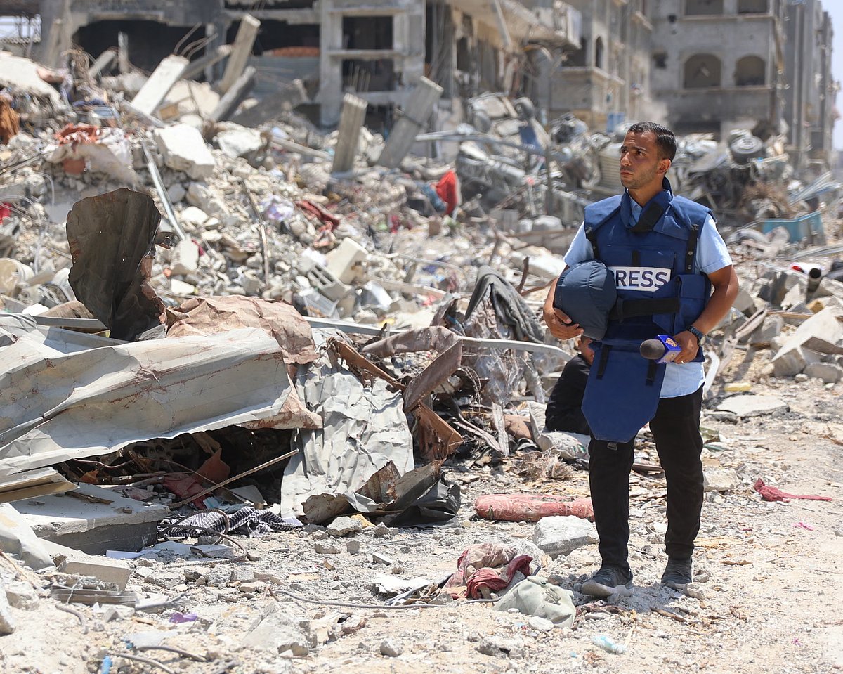 গাজা সিটিতে আরব আহলি (ব্যাপটিস্ট) হাসপাতালের কাছে সংবাদ পরিবেশন করছেন আনাস আল-শরিফ। ১০ অক্টোবর ২০২৪