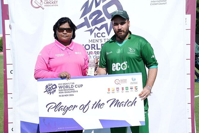 ম্যাচসেরার পুরস্কার নিচ্ছেন ফয়সাল খান (ডানে)
