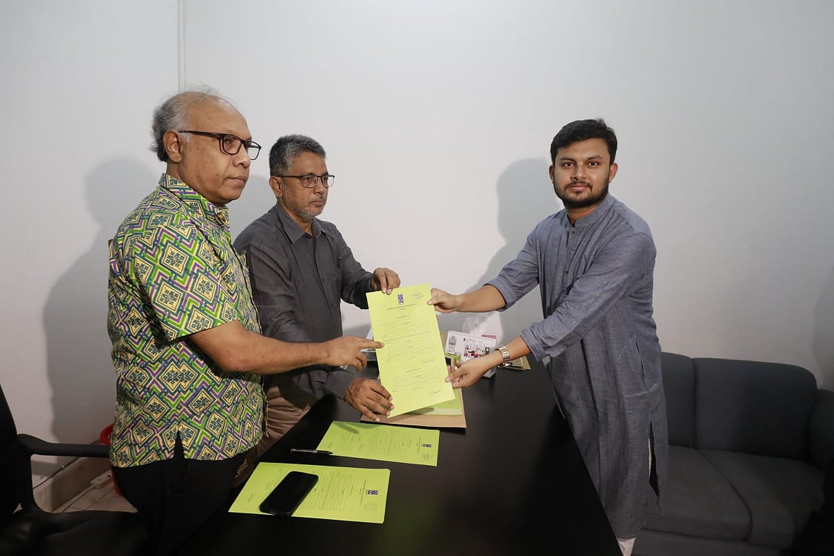 সিনেট ভবনের প্রধান রিটার্নিং কর্মকর্তার কক্ষ থেকে মনোনয়নপত্র সংগ্রহ করছেন প্রার্থী হতে ইচ্ছুক একজন