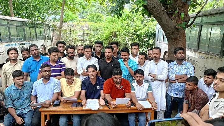 বিশ্ববিদ্যালয়ের কাঁঠালতলা প্রাঙ্গণে সংবাদ সম্মেলন করেন জগন্নাথ বিশ্ববিদ্যালয় শাখা ছাত্রদলের নেতা–কর্মীরা। ১২ আগস্ট ২০২৫