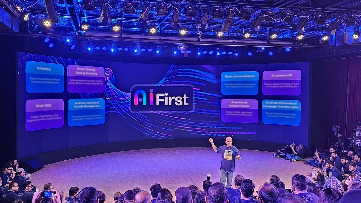 এআই অ্যান্ড আই নামের নতুন কর্মসূচির উদ্বোধন করছেন গ্রামীণফোনের সিইও ইয়াসির আজমান