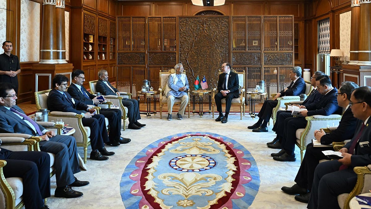 পুত্রজায়ায় প্রধান উপদেষ্টা অধ্যাপক মুহাম্মদ ইউনূসের সঙ্গে বৈঠক করেন মালয়েশিয়ার প্রধানমন্ত্রী আনোয়ার ইব্রাহিম